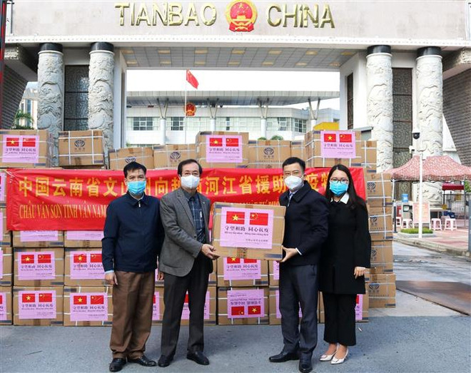 Vân Nam trao tặng vật tư y tế phòng, chống dịch COVID-19 cho Hà Giang ảnh 1