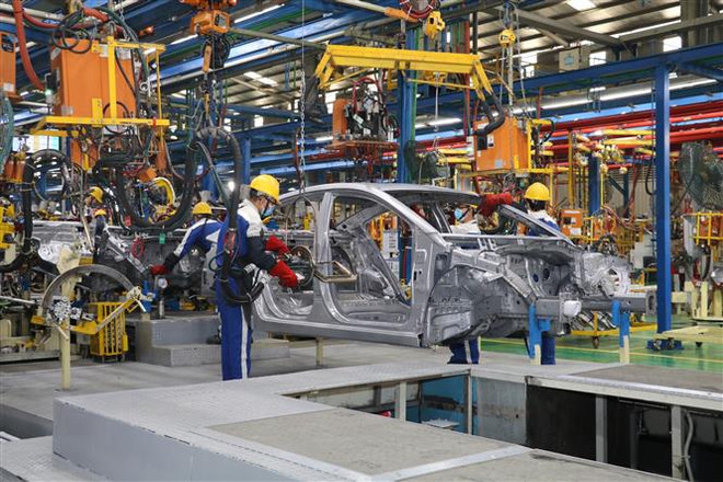 Giảm 50% lệ phí trước bạ với ôtô sản xuất trong nước trong 6 tháng. (Ảnh: Đức Phương/TTXVN) Những chính sách kinh tế mới có hiệu lực từ tháng 12 ảnh 1