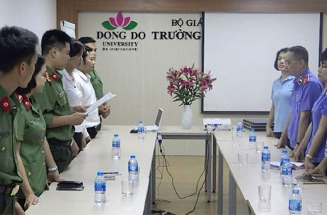 Hàng trăm người sử dụng bằng giả của Trường Đại học Đông Đô làm nghiên cứu sinh, học thạc sỹ, kê khai hồ sơ công chức và viên chức… (Nguồn: plo.vn) Ngày 23/12, xét xử nhóm nguyên cán bộ ĐH Đông Đô cấp bằng giả ảnh 1