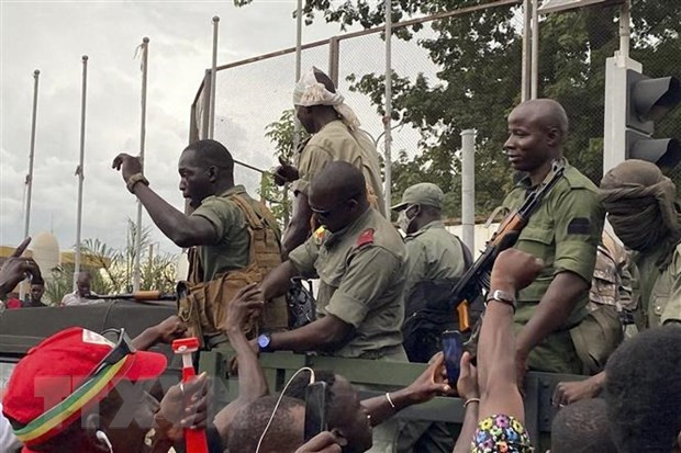 Binh sỹ Mali tới quảng trường Độc lập ở Bamako sau vụ binh biến. (Ảnh: AFP/TTXVN) Mali bắt giữ một cựu quan chức an ninh tiến hành đảo chính ảnh 1