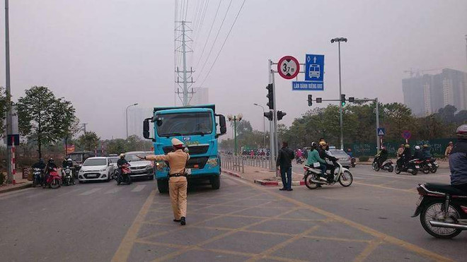 Hà Nội: Xử phạt 48 phương tiện đi vào làn BRT trong ngày 15/2 ảnh 1