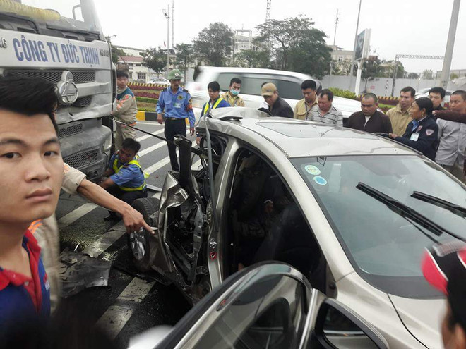 Hà Nội: Xe đầu kéo tông nát đuôi ôtô, 2 phụ nữ nhập viện ảnh 1