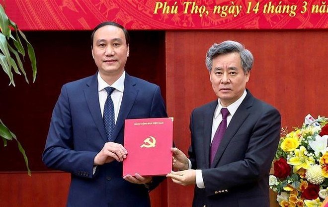 Thừa ủy quyền của Ban Bí thư và phân công của Trưởng Ban Tổ chức Trung ương, ông Nguyễn Quang Dương, Ủy viên Ban chấp hành Trung ương Đảng, Phó Trưởng Ban Tổ chức Trung ương (bên phải), trao quyết định cho Phó Bí thư Tỉnh ủy Phùng Khánh Tài. (Ảnh: Trung Kiên/TTXVN) Ông Phùng Khánh Tài giữ chức Phó Bí thư Tỉnh ủy Phú Thọ ảnh 1