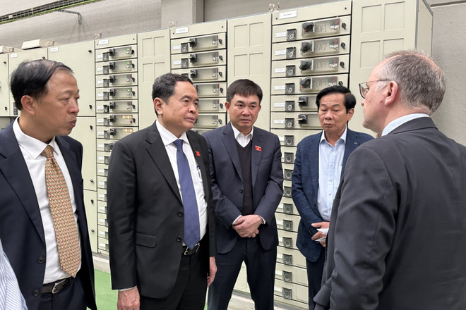Phó Chủ tịch thường trực Quốc hội Trần Thanh Mẫn tiếp lãnh đạo Tập đoàn Acciona và thăm một nhà máy lọc nước thải của tập đoàn này ở ngoại ô thủ đô Madrid. (Ảnh: Thu Hà/TTXVN) Phó Chủ tịch Quốc hội Trần Thanh Mẫn thăm và làm việc tại Tây Ban Nha ảnh 2