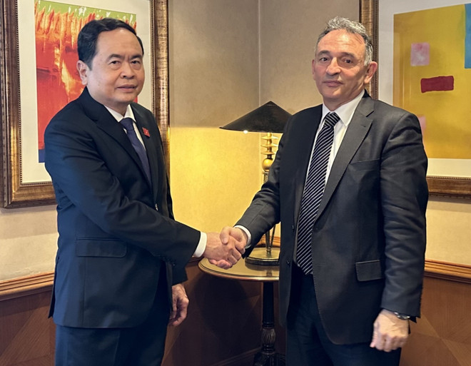 Phó Chủ tịch Thường trực Quốc hội Trần Thanh Mẫn tiếp Tổng Bí thư Đảng Cộng sản Tây Ban Nha (PCE), Enrique Fernando Santiago Romero (Enrique Santiago) ngày 15/3 tại Madrid. (Ảnh: Thu Hà/TTXVN) Phó Chủ tịch Quốc hội Trần Thanh Mẫn thăm và làm việc tại Tây Ban Nha ảnh 1