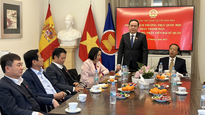 Phó Chủ tịch thường trực Quốc hội Trần Thanh Mẫn thăm và nói chuyện thân mật với cán bộ, nhân viên Đại sứ quán Việt Nam tại Tây Ban Nha. (Ảnh: Thu Hà/TTXVN) Phó Chủ tịch Quốc hội Trần Thanh Mẫn thăm và làm việc tại Tây Ban Nha ảnh 3