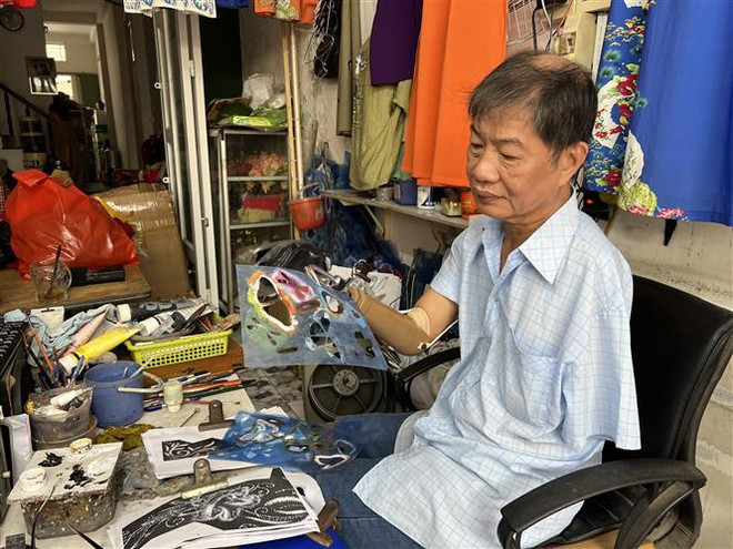 Gặp gỡ người họa sỹ khuyết tật thổi hồn vào từng cánh hoa trên vải ảnh 2