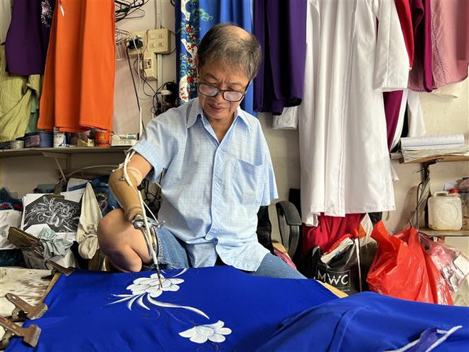 Gặp gỡ người họa sỹ khuyết tật thổi hồn vào từng cánh hoa trên vải ảnh 1