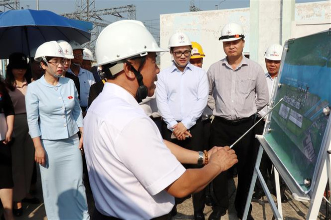 Phó Chủ nhiệm Ủy ban Tài chính, Ngân sách Quốc hội khóa XV Nguyễn Thị Phú Hà (thứ nhất từ trái sang) tham quan tổng quan Trung tâm điện lực Ô Môn-Cần Thơ. (Ảnh: Trung Kiên/TTXVN) Kiến nghị giải quyết các vướng mắc của dự án nhiệt điện Ô Môn ảnh 1