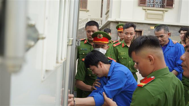 Tây Ninh: Tuyên phạt 55 năm tù cho 7 đối tượng buôn lậu đường cát, gỗ ảnh 2