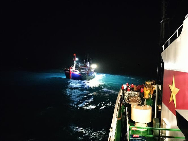 Khẩn trương hỗ trợ, tìm kiếm các thuyền viên gặp nạn trên biển Phú Quý ảnh 1