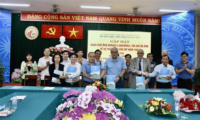 Quảng Ngãi làm việc với tác giả bộ ảnh vụ thảm sát Sơn Mỹ ảnh 1