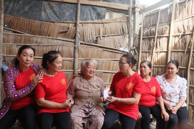 Đội lân 'tóc dài' chăm lo cho người nghèo ở tỉnh Vĩnh Long ảnh 2