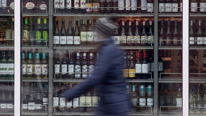 Chính phủ Canada sắp tăng mạnh thuế tiêu thụ rượu và bia ảnh 1