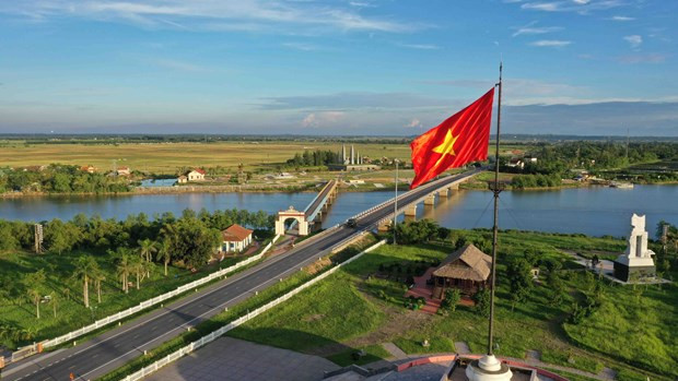 Cụm di tích lịch sử cầu Hiền Lương-sông Bến Hải. (Nguồn: Báo ảnh Dân tộc và Miền núi) Quảng Trị: 'Nhuộm xanh' cầu Hiền Lương nhân Quốc khánh Ireland ảnh 1