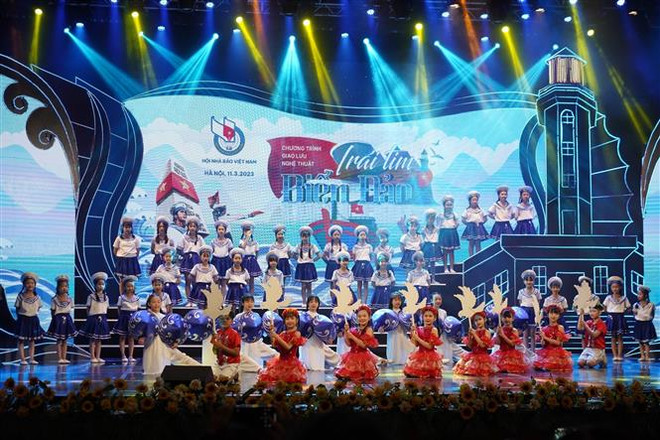 Xúc động Chương trình giao lưu nghệ thuật 'Trái tim biển đảo' ảnh 1