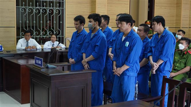 Tây Ninh: Tuyên phạt 55 năm tù cho 7 đối tượng buôn lậu đường cát, gỗ ảnh 1