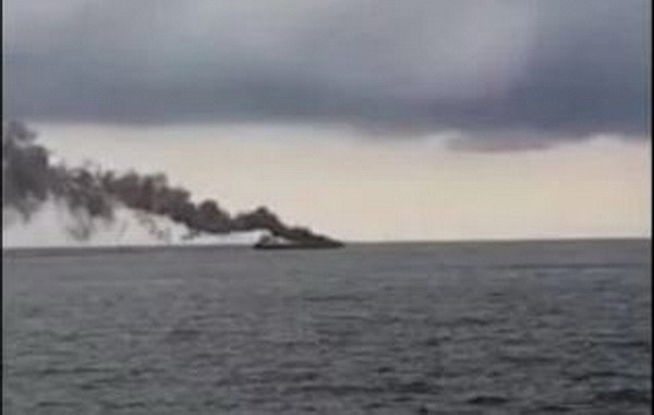 Cháy tàu chở dầu ngoài khơi Indonesia, 3 người mất tích ảnh 1