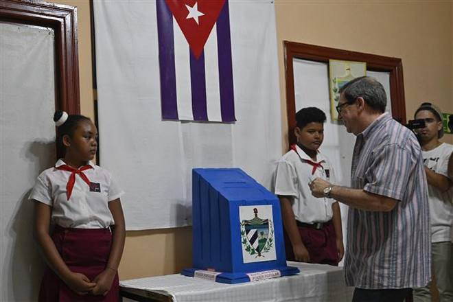 Ngoại trưởng Cuba Bruno Rodriguez bỏ phiếu tại điểm bầu cử Quốc hội ở La Habana ngày 26/3/2023. (Ảnh: AFP/TTXVN) Cuba: Bắt đầu kiểm phiếu sau khi kéo dài thời gian bầu cử thêm 1 giờ ảnh 1