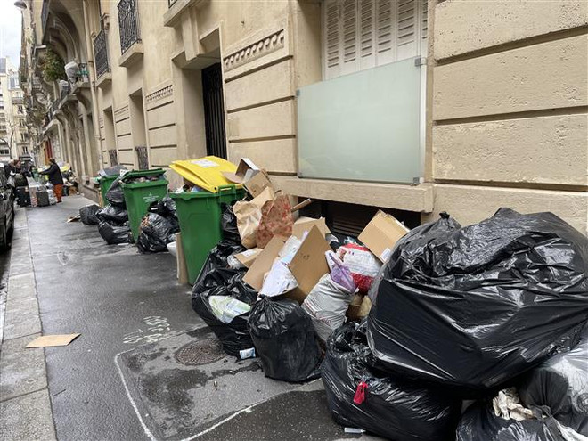 Thủ đô Paris đối mặt với tình trạng quá tải rác sinh hoạt ảnh 2