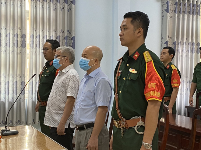 Các bị cáo đang nghe Hội đồng xét xử tuyên án. (Nguồn: Công an nhân dân) Tuyên phạt 'Út trọc' Đinh Ngọc Hệ 5 năm tù về tội trốn thuế ảnh 1