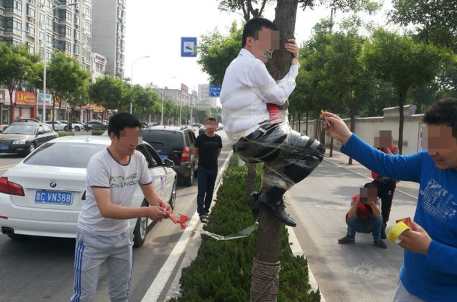 Hủ tục 'náo hôn' - nỗi khiếp sợ của các cô dâu, chú rể Trung Quốc ảnh 3