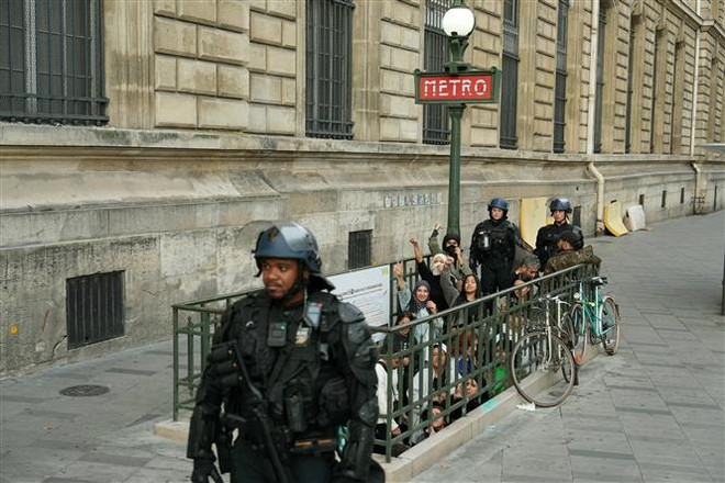 Sau báo động bom giả, Pháp siết chặt an ninh hàng không và đường sắt ảnh 1