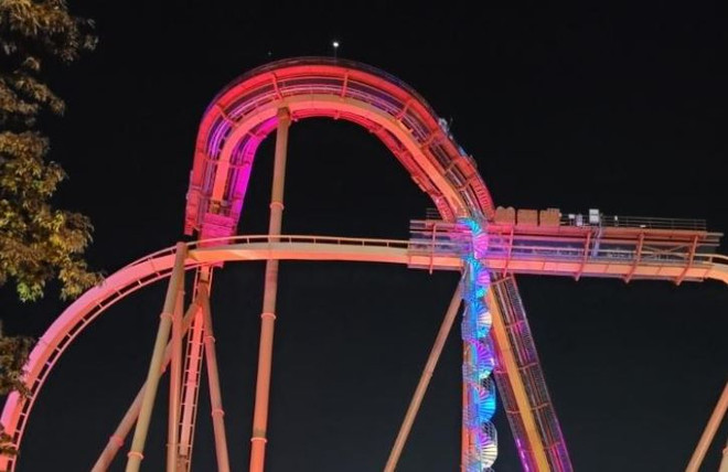 Hàn Quốc: Tàu lượn siêu tốc dừng giữa chừng, 22 người mắc kẹt ảnh 1