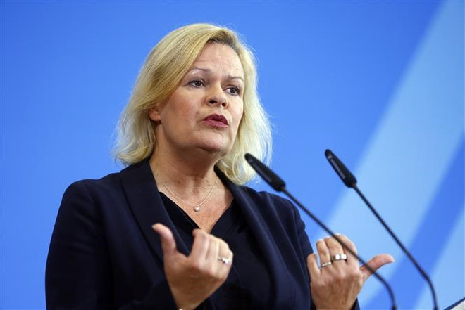 Bộ trưởng Nội vụ Đức cam kết tăng hình phạt với những kẻ buôn người ảnh 1