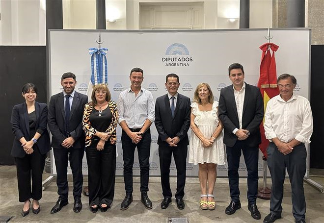 Ra mắt nhóm Nghị sỹ Hữu nghị Argentina-Việt Nam tại trụ sở Cơ quan Lập pháp Argentina với mong muốn thúc đẩy hơn nữa mỗi quan hệ truyền thống giữa hai nước (2023). (Ảnh: Hoài Nam/TTXVN) Điều kiện đã chín muồi để nâng tầm quan hệ Việt Nam-Argentina ảnh 2