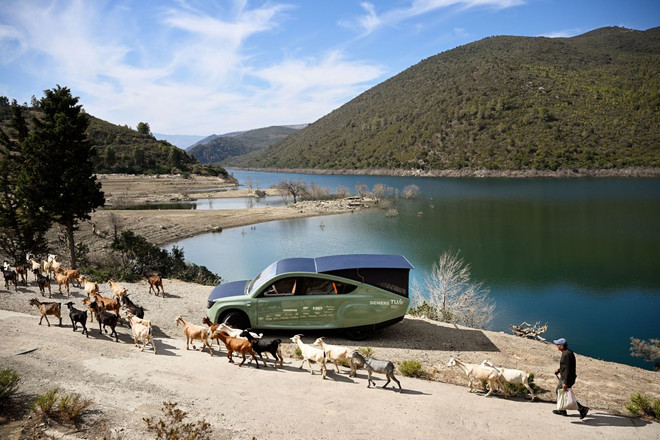 Stella Terra gây ấn tượng ở Morocco. (Nguồn: CNN) Chiếc xe SUV đặc biệt chạy xuyên qua Maroc mà không tốn một giọt xăng ảnh 2