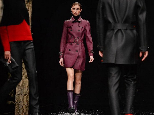 Sân khấu ngập nước trong buổi biểu diễn giày Hunter ảnh 1