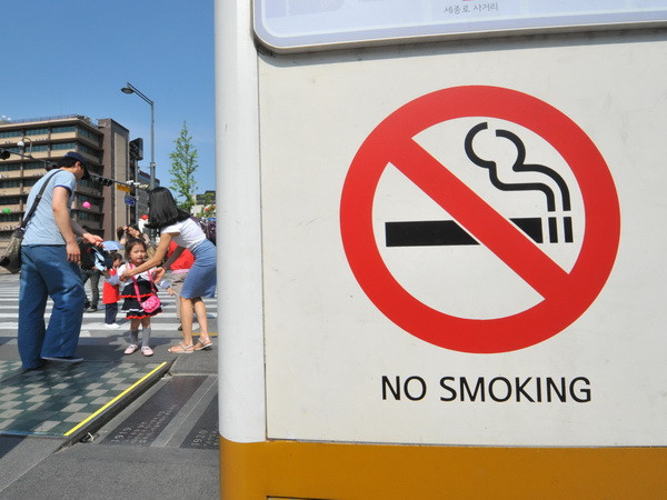 Anh sẽ cấm hút thuốc lá trên xe ôtô có chở trẻ em ảnh 1