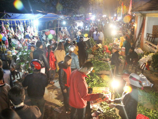 Hàng nghìn người đổ về lễ hội chợ đình Bích La ảnh 1