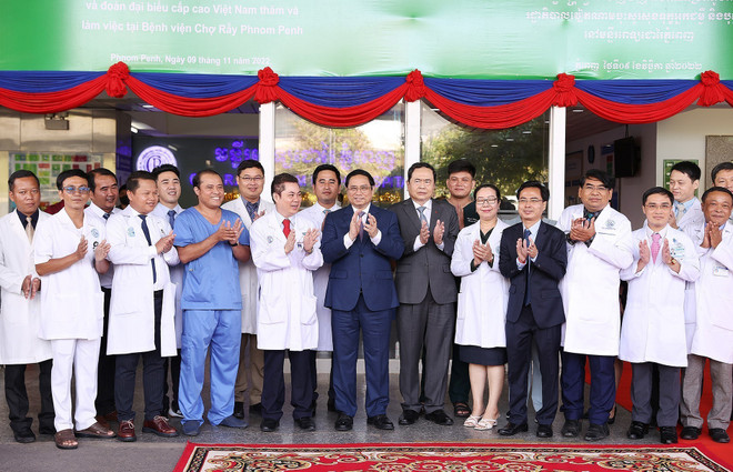 Thủ tướng thăm một số cơ sở tiêu biểu cho quan hệ Việt Nam-Campuchia ảnh 1