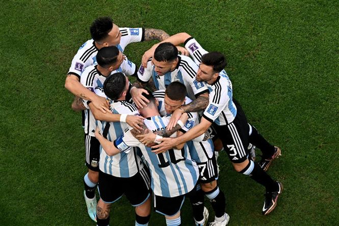 Các cầu thủ Argentina vui mừng sau một bàn thắng. (Ảnh: AFP/TTXVN) Argentina và Ba Lan quyết đấu tranh giành ngôi đầu bảng ảnh 1