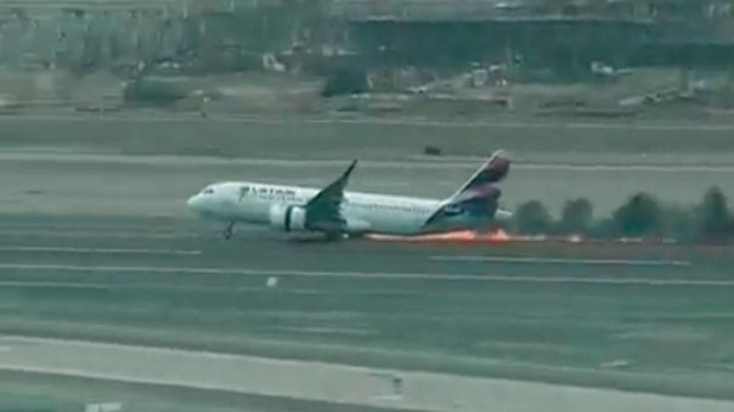 Máy bay va chạm với xe cứu hỏa trên đường băng tại Peru ảnh 1