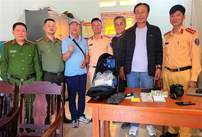 Hà Giang: Trả lại tài sản đánh rơi cho du khách người Hàn Quốc ảnh 1