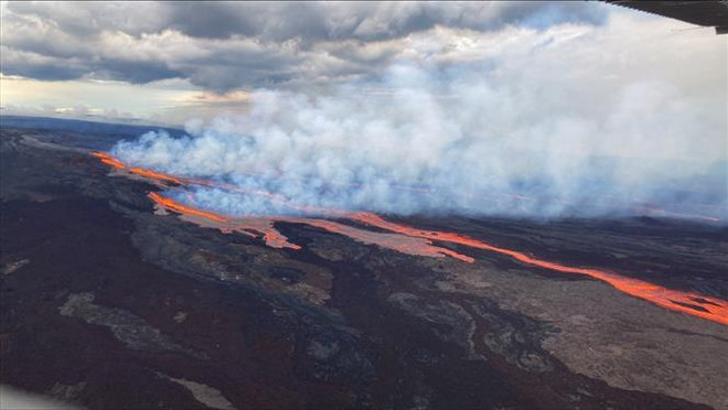 Núi lửa Mauna Loa ở Hawaii phun trào ngày 28/11/2022. (Ảnh: AFP/TTXVN) Núi lửa lớn nhất thế giới Mauna Loa phun dung nham cao tới 60m ảnh 1