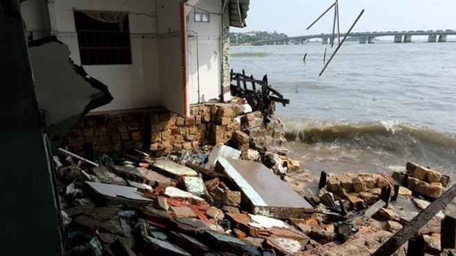 Sóng biển đánh nứt tường, sập nhà người dân ở thành phố Nha Trang ảnh 1