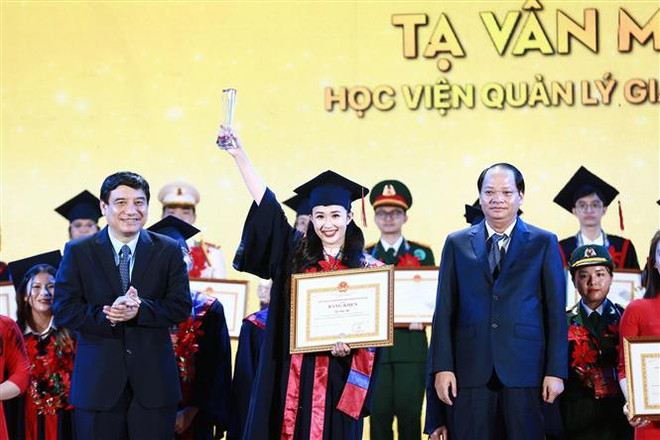 Hà Nội tuyên dương 98 thủ khoa xuất sắc tốt nghiệp các trường đại học ảnh 1