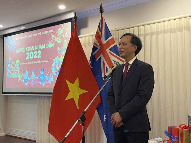 Đại sứ Nguyễn Tất Thành phát biểu chúc Tết Nhâm Dần bà con người Việt tại Australia. (Ảnh: TTXVN) Đưa quan hệ song phương Việt Nam-Australia lên tầm cao mới ảnh 2