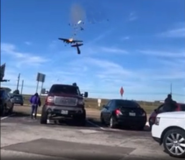 Hai máy bay đâm vào nhau trên không tại triển lãm hàng không ở Mỹ ảnh 1