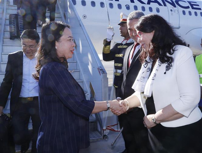 Bộ trưởng Văn hóa Tunisia Hayet Ketat đón Phó Chủ tịch nước Võ Thị Ánh Xuân tại sân bay quốc tế Djerba. (Ảnh: Lâm Khánh/TTXVN) Phó Chủ tịch nước tham dự Hội nghị Cấp cao Pháp ngữ lần thứ 18 ảnh 1