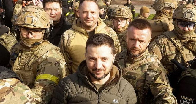 Tổng thống Ukraine Volodymyr Zelensky thị sát thành phố Kherson ảnh 1