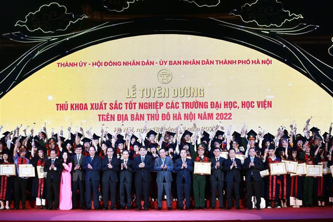 Hà Nội tuyên dương 98 thủ khoa xuất sắc tốt nghiệp các trường đại học ảnh 2