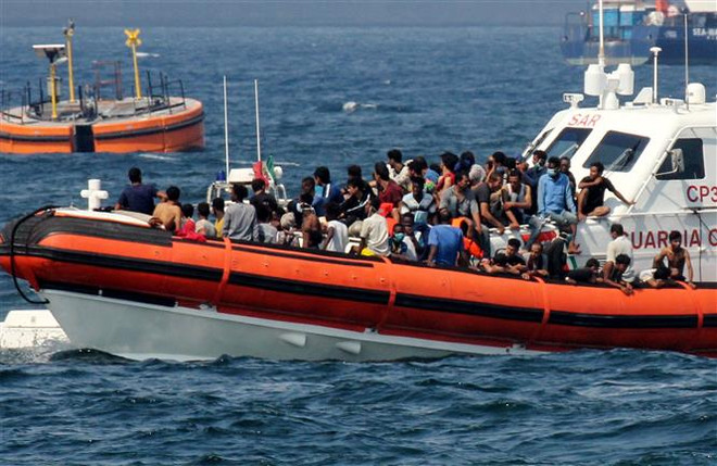 Tàu của lực lượng tuần duyên Italy tham gia chiến dịch giải cứu người di cư tại cảng Palermo, Sicily, Italy. (Ảnh: AFP/TTXVN) Các bộ trưởng nội vụ EU nhất trí với kế hoạch hành động về người di cư ảnh 1