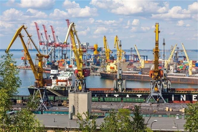 Cảng hàng hóa ở thành phố Odessa, Ukraine. (Ảnh: Adobe Stock/TTXVN) EP chưa thể thông qua gói hỗ trợ Ukraine trị giá 18 tỷ euro ảnh 1