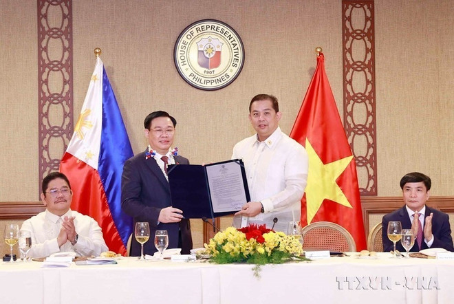 Chủ tịch Hạ viện Martin Romualdez trao cho Chủ tịch Quốc hội Vương Đình Huệ bản Nghị quyết số 571 về tăng cường hợp tác giữa Philippines và Việt Nam với việc thành lập Nhóm Nghị sỹ hữu nghị Philippines-Việt Nam (2022). (Ảnh: Doãn Tấn/TTXVN) ttxvn_vuong_dinh_hue.jpg