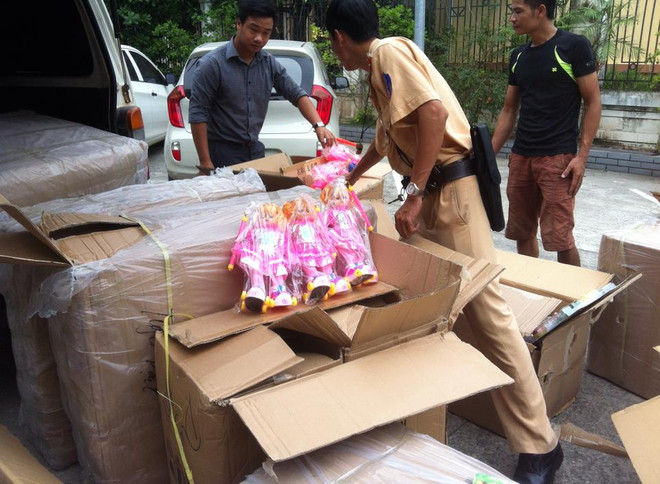 Bắt lô hàng trăm loại đồ chơi không rõ nguồn gốc trước thềm Trung Thu ảnh 1